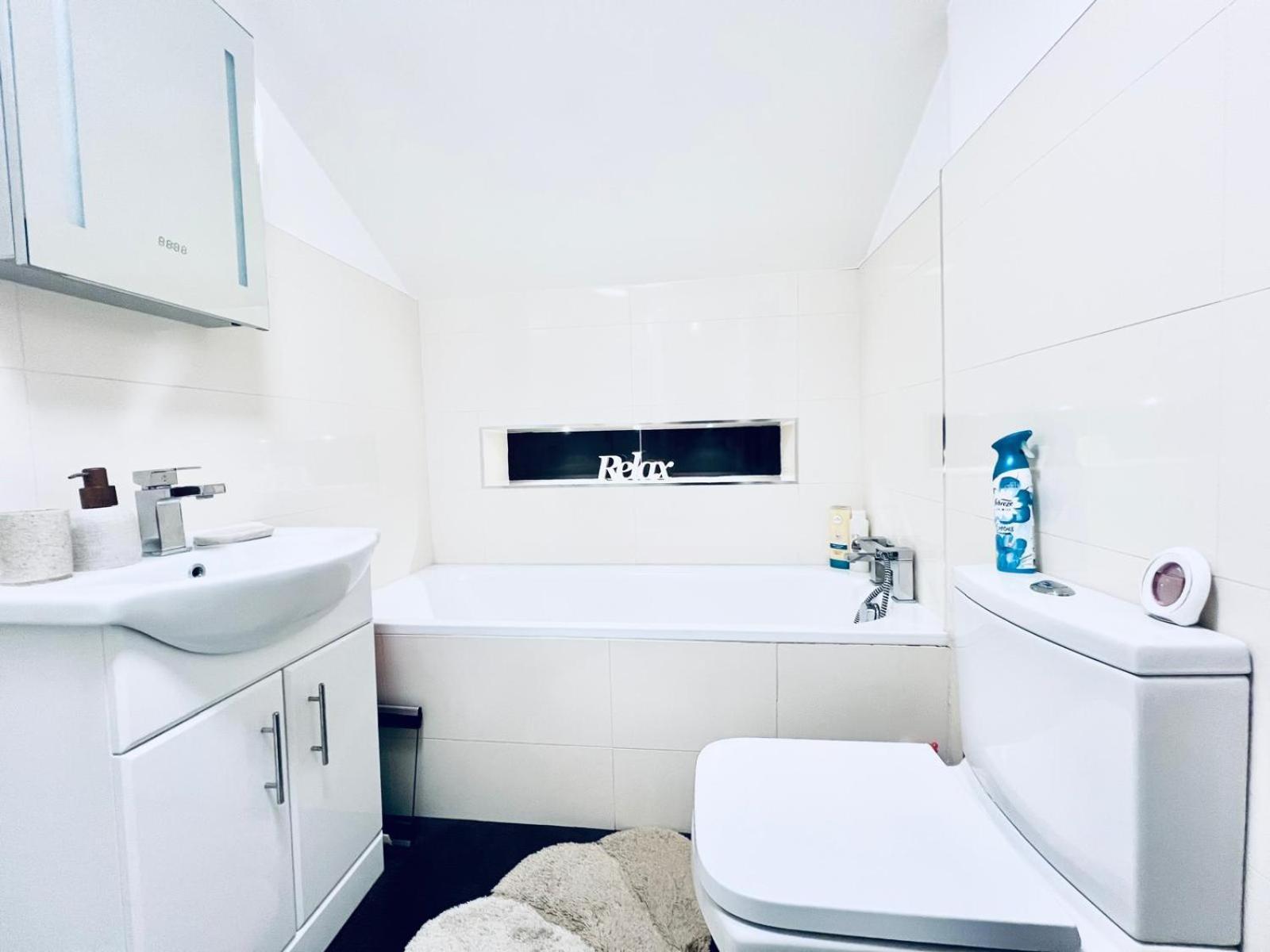 Charming London Home, Opp Arnos Grove Underground Station, Parking New Southgate Exteriör bild